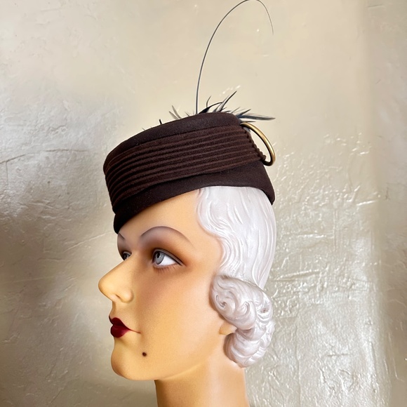 ELABORATE 1940s\' BROWN FELT TOQUE + TOPSTITCHING, 2 GOLD RINGS & BLUE FEATHERS main image 9